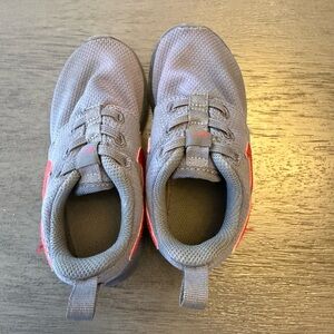 Nike Kids Sneakers in Gray and Red